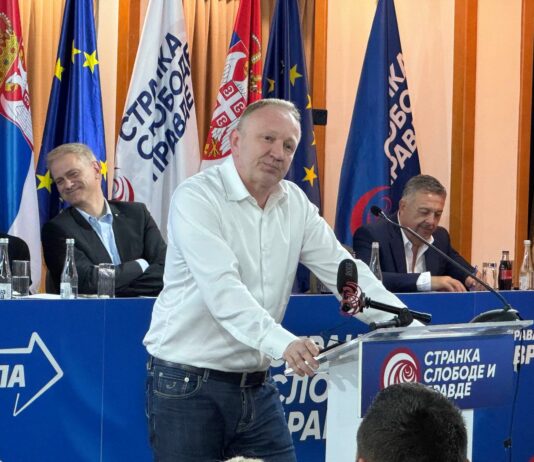 Đilas (SSP) doneo u Skupštinu registratore s presudama: Po najnovijoj Vučević plaća 200.000 dinara djilas-(ssp)-doneo-u-skupstinu-registratore-s-presudama:-po-najnovijoj-vucevic-placa-200.000-dinara