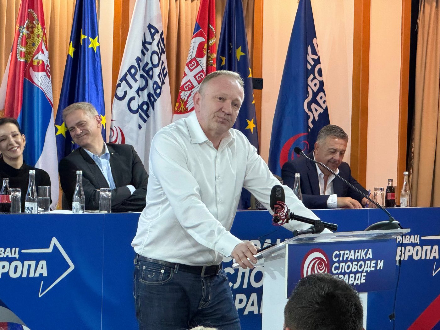 djilas-(ssp)-doneo-u-skupstinu-registratore-s-presudama:-po-najnovijoj-vucevic-placa-200.000-dinara djilas-(ssp)-doneo-u-skupstinu-registratore-s-presudama:-po-najnovijoj-vucevic-placa-200.000-dinara