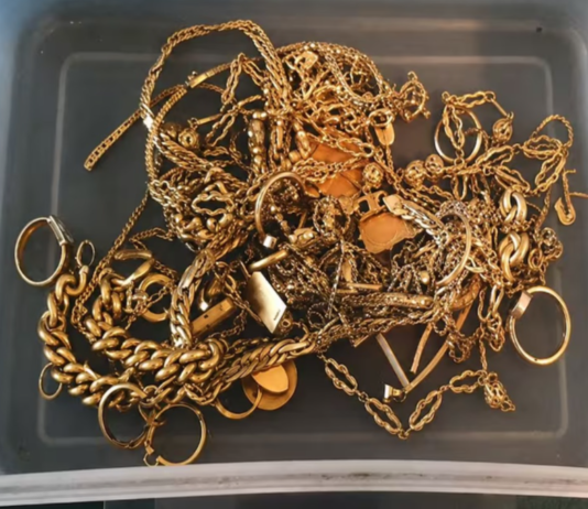 Iz Italije u Švajcarsku prokrijumčareno oko 230 kilograma starog zlata: Šteta iznosi oko 800.000 franaka iz-italije-u-svajcarsku-prokrijumcareno-oko-230-kilograma-starog-zlata:-steta-iznosi-oko-800.000-franaka